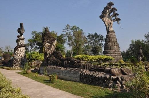 Sala Kaew Ku là một công viên nổi tiếng với những bức tượng khổng lồ đậm chất Phật giáo và Hindu giáo, thuộc tỉnh Nong Khai, gần biên giới Thái – Lào.