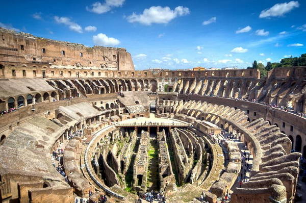 Du khách tham quan bên trong Colosseum ở Roma