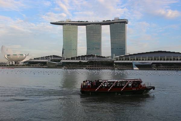 Tòa nhà Marina Bay Sands có thiết kế hình chiếc thuyền nổi bật bên bờ vịnh Marina.