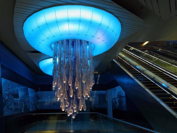 Dubai nổi tiếng với sự xa hoa, và ga tàu Khalid Bin Al Waleed không phải ngoại lệ. Những đèn trần khổng lồ mô phỏng loài sứa tỏa ra ánh sáng xanh dịu dàng khắp nhà ga, tạo cho du khách cảm giác như đang ở dưới lòng biển.