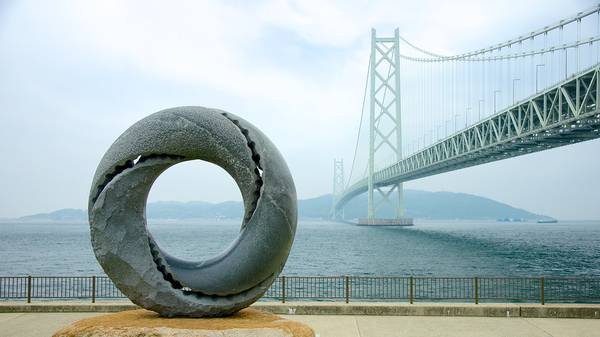 Akashi Kaikyo là cây cầu treo dài nhất thế giới với tổng chiều dài 3.911m. Ảnh: expedia.com