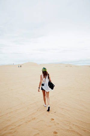 Khách du lịch có thể tự mình lang thang khắp các cồn cát, hay có thể thuê xe để trải nghiệm những cảm giác mạnh khi leo lên những đồi cát vàng rực rỡ. Ảnh: Theblondesalad.com