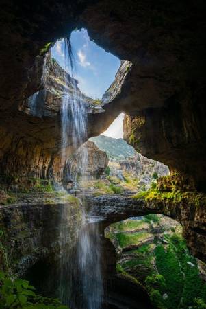 <strong>Thác 3 tầng (Lebanon): </strong>Dòng thác Baatara Gorge chảy qua 3 tầng đá đổ xuống một hang sâu, tạo thành cảnh quan tuyệt đẹp. Thời điểm đẹp nhất để ghé thăm nơi đây là tháng 3 hoặc tháng 4, khi dòng nước chảy từ trên núi xuống mạnh nhất do tuyết tan.