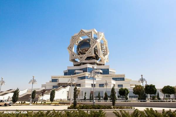 Một kiến trúc hiện đại ở thủ đô Ashgabat.