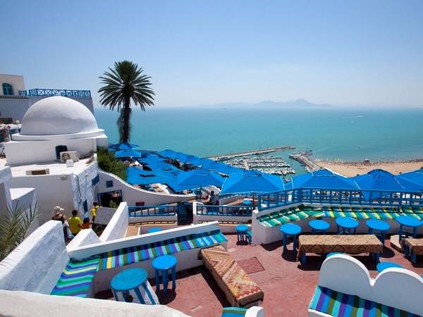 Sidi Bou Said nằm gần Tunis, Tunisia, vắt trên sườn núi nhìn ra biển Địa Trung Hải. Thị trấn có khung cảnh tuyệt đẹp, với những đường phố trải sỏi, các cửa hàng, quán cà phê và các khu chợ xinh xắn. Ảnh: Shutterstock/ Sidi Bou Sai.
