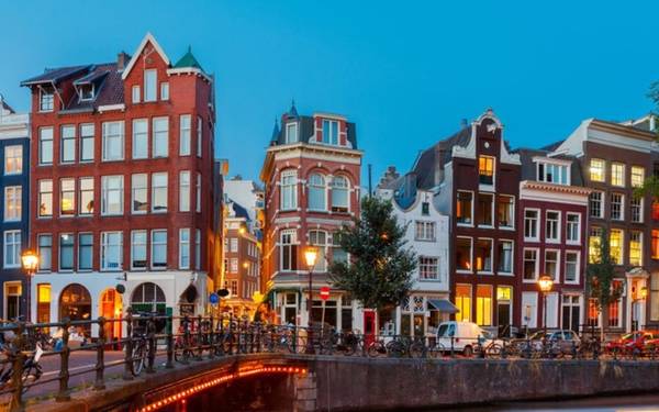 Amsterdam từ vị trí thứ 10 năm 2014 vươn lên thứ 8.