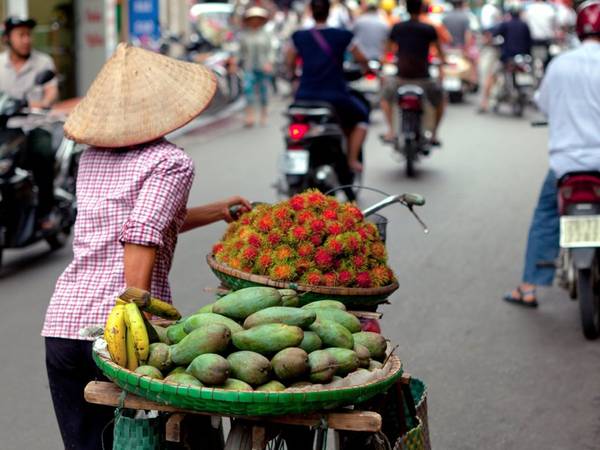  Hà Nội, Việt Nam: Được Lonely Planet đánh giá là một trong những thành phố giá rẻ tuyệt nhất châu Á, Hà Nội được biết tới với khu phố cổ quyến rũ, những ngôi chùa tinh tế, phố xá nhộn nhịp và nền văn hóa độc đáo.