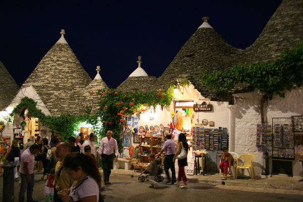 Các căn nhà nhỏ truyền thống có kiến trúc hình chóp độc đáo thường được cư dân trong vùng gọi là Trulli. Ảnh: georama.com