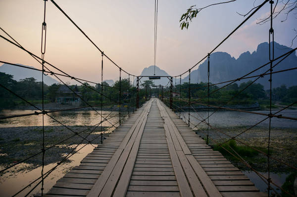 Chiếc cầu treo lãng mạn bắc ngang qua sông Nam Song. Ảnh: 1mile1smile