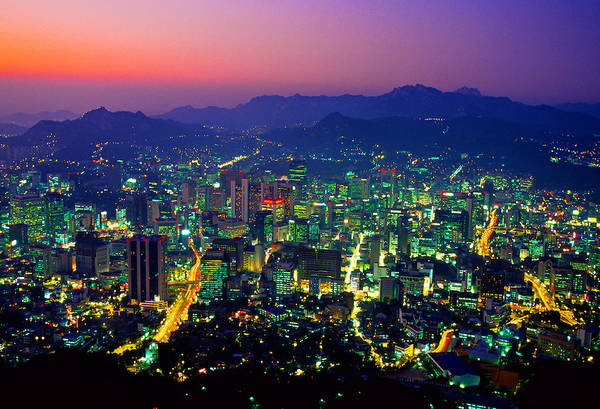Tuy có rất nhiều địa điểm để du khách ngắm nhìn toàn cảnh thủ đô Seoul nhưng đài quan sát kỹ thuật số trên tháp Namsan là nơi tốt nhất để làm điều đó. Khách du lịch sẽ được chiêm ngưỡng cảnh quan thành phố sống động vào ban đêm với đài quan sát 360˚. Ảnh: blaineharrington.photoshelter.com