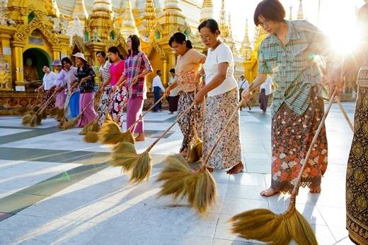  Những người phụ nữ Myanmar trong chiếc váy Thummy truyền thống đủ màu sắc tham gia làm sạch chùa vàng Shwezigon. (Nguồn: Internet)