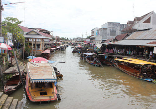 Chợ nổi Amphawa cách thủ đô Bangkok, Thái Lan khoảng 80 km. Chợ họp trên một con kênh nhỏ nối ra sông Mae Klong, với khung cảnh thanh bình. Chợ chỉ mở cửa từ 12h đến tối các ngày cuối tuần (thứ 6 đến chủ nhật). Lượng du khách đến chợ nổi rất đông nhưng không có cảnh chèo kéo, chặt chém hay móc túi khách.