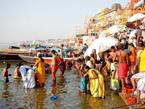 Varanasi là một thành phố bên bờ sông Hằng. Đây là nơi linh thiêng với người Hindu, người theo đạo Phật và đạo Jains. Họ cùng tắm trên dòng sông này.