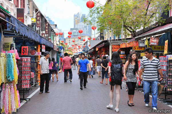 Khu chợ có hơn 200 gian hàng nằm dọc theo các tuyến phố Pagoda, Trengganu và Sago. Ảnh: Singapore-guide.com
