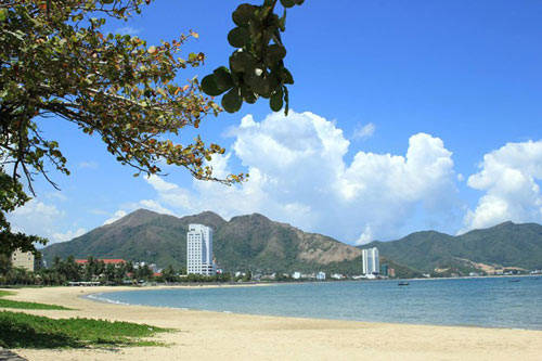 Ôm trọn thành phố Nha Trang, vịnh biển có diện tích lớn thứ 2 này của tính là vịnh biển quan trọng ảnh hưởng tới sự phát triển của ngành du lịch Nha Trang, kinh tế biển đảo của tỉnh.