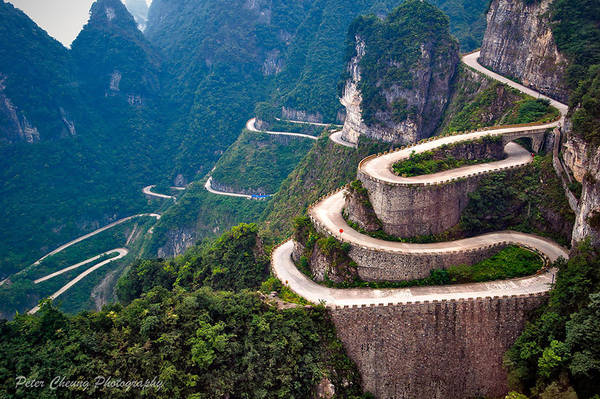 Cổng thiên đường ở Tianmen, Hồ Nam. Con đường còn được gọi là đường cổng lớn nằm trong khu vực núi Tianmen tại tỉnh Hồ Nam của Trung Quốc và được gọi là con đường "nguy hiểm nhất" ở Trung Quốc. Con đường bắt đầu từ 200m dưới mực nước biển chạy ngoằn ngoèo lên đến 1300m trên mực nước biển làm tổng cộng 99 khúc quanh hình chữ chi trên đường đi.