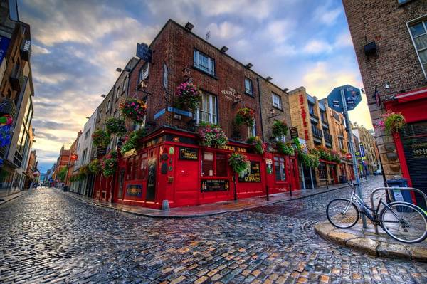 Khu phố Temple Bar là một trong những nơi cổ nhất ở Dublin. Ảnh: nomadicpursuits.com