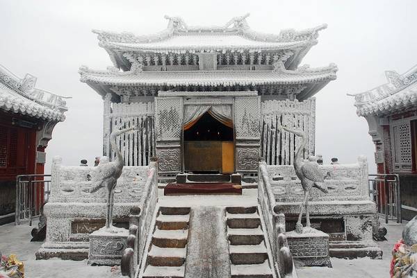 Tòa Trúc Kim Điện làm bằng đồng mạ vàng được xây dựng từ năm 1416 trên đỉnh núi phủ đầy tuyết vẫn toát lên vẻ nguy nga, tráng lệ. 