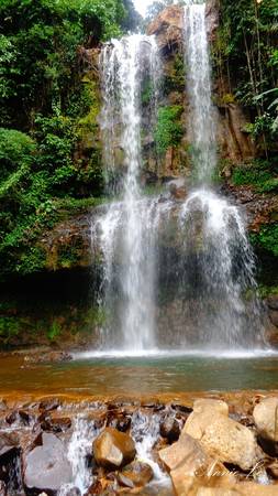 Cách Dam B’ri 500 m, cũng nằm trong khuôn viên khu du lịch, tuy không hùng vĩ bằng, thác Dasara lại mang vẻ đẹp nhẹ nhàng trong trẻo, thanh khiết như chính chốn núi rừng hoang sơ nơi đây.