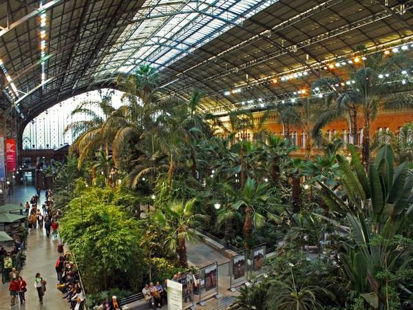 Nằm ở Marid, thành phố lớn nhất Tây Ban Nha, ga tàu Atocha gây ấn tượng với khu vườn nhiệt đới và các tác phẩm điêu khắc trong nhà.