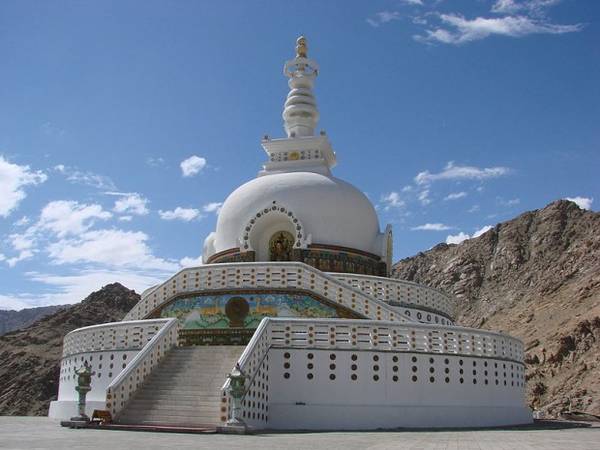 2. Tòa tháp trắng Shanti stupa ở Ladakh được xây trên đỉnh đồi theo kiểu mái vòm tuyệt đẹp với nhiều di tích quý giá của Phật giáo. Shanti stupa không chỉ thu hút khách du lịch bởi tầm quan trọng về mặt lịch sử, mà từ đây, du khách có thể chiêm ngưỡng được toàn bộ phong cảnh hùng vĩ xung quanh. Ảnh: Michael Goodine