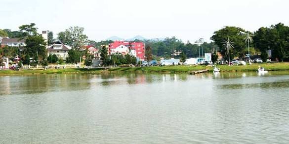 Hồ Xuân Hương: Hồ Xuân Hương là một hồ đẹp nằm giữa trung tâm thành phố Đà Lạt. Xung quanh hồ có rừng thông và các bãi cỏ, vườn hoa. Đây là địa điểm du khách ưa thích đi dạo bộ hoặc xe ngựa khi đến tham quan thành phố Đà Lạt. 