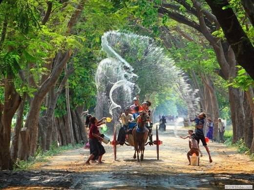  Thingyan là Tết té nước năm mới của Myanmar, thường rơi vào giữa tháng tư. Người Myanmar quan niệm rằng, việc té nước vào người sẽ gột bỏ những u ám của năm trước để bắt đầu một năm mới với diện mạo sạch sẽ, tinh khiết. (Nguồn: Internet)
