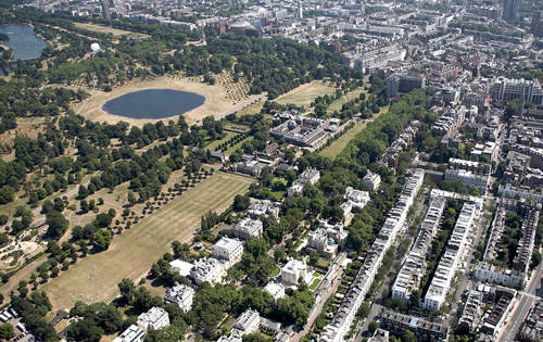 Phố Kensington Palace Gardens, London, Anh Những cư dân nổi tiếng nhất từng sống ở đây là vợ chồng hoàng tử Anh William và công nương Kate Middleton, hoàng tử George, công chúa Charllotte. Giá trung bình cho mỗi mét vuông ở đây vào khoảng 107.000 USD.