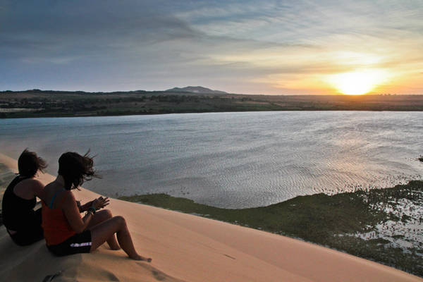 Đứng từ cồn cát, phóng tầm mắt bao quát khắp cả Bàu Trắng, ta mới thấy hết được vẻ đẹp quyến rũ giữa đất và trời. Ảnh: Alexinwanderland.com