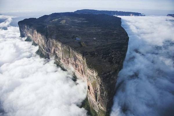 Đỉnh núi Roraima huyền ảo trong mây - Ảnh: wp