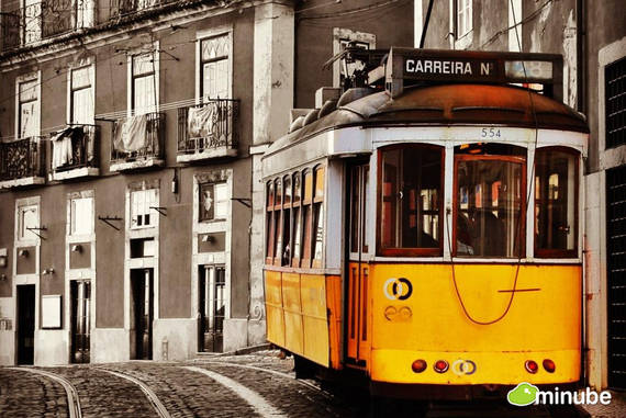  23. Lisbon, Bồ Đào Nha Lisbon là một địa điểm du lịch mà bạn có thể tìm thấy tất cả vẻ đẹp của: Biển, mặt trời, ánh nắng và những con phố nhiều màu sắc.