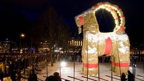 7. Thụy Điển: Ở thị trấn Gavle, Thụy Điển, sau khi đêm Noel kết thúc, mọi người sẽ đốt một con dê bằng rơm khổng lồ (biểu tượng Giáng sinh của người Scandinavia từ nhiều thế kỷ qua) để ăn mừng.