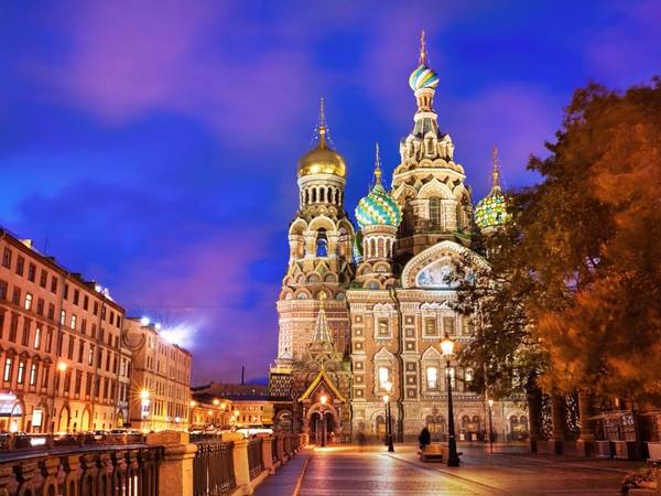  St. Petersburg, Nga: St. Petersburg được trao giải Điểm đến tuyệt nhất châu Âu năm 2015 bởi World Travel Awards. Thành phố này quyến rũ du khách không chỉ bởi những cung điện lộng lẫy, kiến trúc tinh tế mà còn vì không khí lãng mạn, cổ điển.
