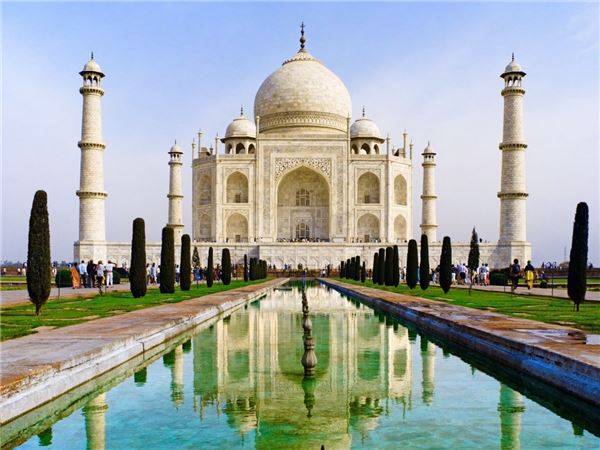 Lăng Taj Mahal, Ấn Độ: Là một trong những kỳ quan mang tính biểu tượng của Ấn Độ nói riêng và của thế giới nói chung nhưng một số chuyên gia lo ngại rằng Taj Mahal có thể sẽ sụp đổ bất kỳ lúc nào bởi do sự ô nhiễm và xói mòn.
