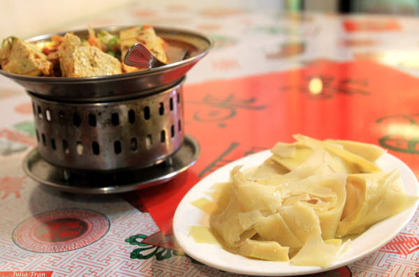 Măng luộc và đậu hũ thối, món ăn phổ biến ở Đài Loan.