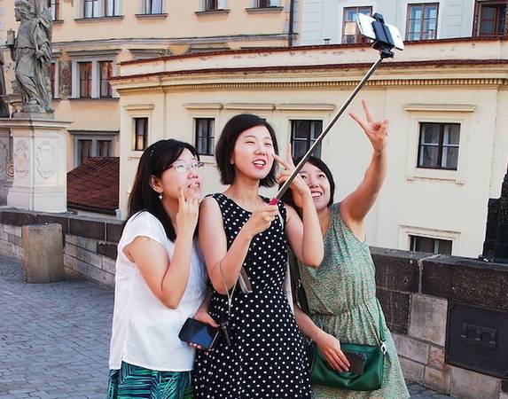 Người Hàn Quốc thích chụp selfie mọi lúc mọi nơi. Ảnh: petapixel.