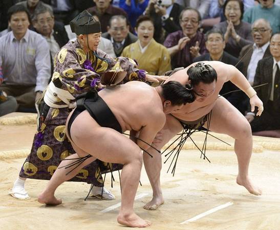 5. Xem đấu võ sumo trực tiếp: Sáu giải đấu sumo lớn được tổ chức hàng năm ở Nhật Bản, rải rác dọc Tokyo, Osaka, Nagoya và Fukuoka với vé được phân phối qua mạng. Những vận động viên sumo đầu tiên được cho là các cựu võ sĩ samurai. Ảnh: Japantimes.