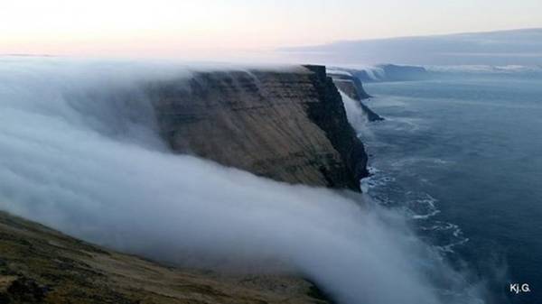 <strong>Thác sương mù (Iceland): </strong>Vẻ huyền ảo của dòng thác này là hiện tượng tự nhiên kỳ thú, khi lớp sương lạnh gặp không khí nóng và đổ xuống mặt biển, trông như một dòng thác hư ảo trong tiếng gió gầm gào.