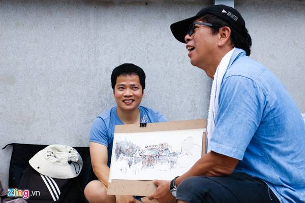 Buổi giao lưu ngày đầu tiên diễn ra trong không khí thân tình thoải mái. Anh Phong thành viên nhóm chia sẻ: "Rất vui vì có cơ hội được giao lưu học hỏi cùng các ký họa sư nước ngoài".