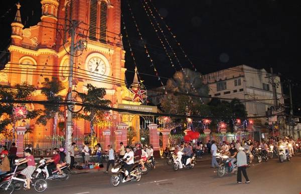 Nhà thờ Tân Định trên đường Hai Bà Trưng rực sáng dưới ánh đèn trong mùa Giáng Sinh. Ảnh: Kiến thức