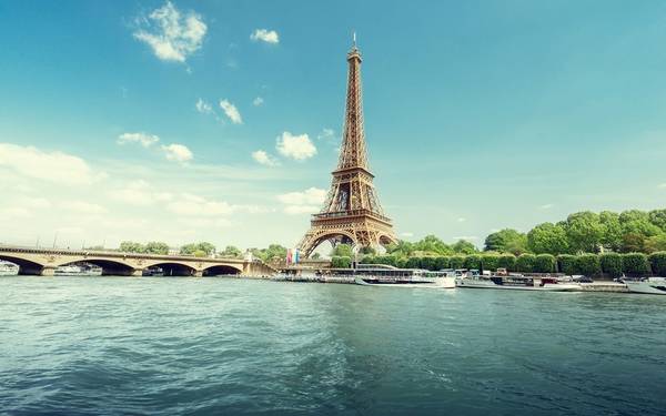 Tháp Eiffel nhìn từ sông Seine.