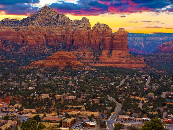 Sedona, Arizona được coi là một trong những thị trấn nhỏ xinh nhất nước Mỹ nhờ những núi đá đỏ ngoạn mục. Ảnh: Shutterstock/Rosemaria Toscano.