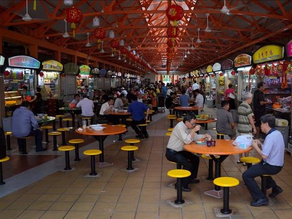  Bạn đừng quên thưởng thức các món ăn địa phương tại một khu ăn uống. Từ món cà ri cay tới các loại mì, bún, Singapore là nơi nổi tiếng với các món ăn đường phố ngon tuyệt.