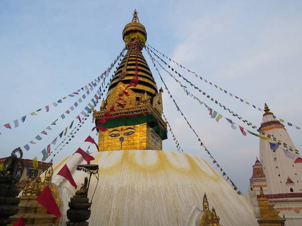 10. Kathmandu, Nepal: Nếu bạn muốn chuyến đi của mình có ý nghĩa đẹp, Nepal là lựa chọn tốt nhất. Du lịch có vai trò quan trọng trong nền kinh tế của quốc gia này, chuyến đi của bạn sẽ góp phần giúp họ tái thiết sau trận động đất. Ngoài những trải nghiệm tâm linh, tôn giáo và văn hóa, bạn còn có thể khám phá khung cảnh thiên nhiên hùng vĩ, hoang sơ.