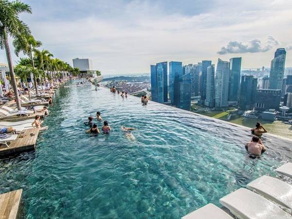 Nếu không thích ngồi đu quay, chắc chắn các du khách sẽ chẳng hứng thú gì với Singapore Flyer, vòng đu quay lớn nhất thành phố. Thay vào đó, du khách có thể thư giãn và tận hưởng quang cảnh Singapore tại hồ bơi vô cực trên mái khách sạn Marina Bay Sands. Đây là bể bơi vô cực lớn nhất thế giới, được đặt tại tầng 57 của khách sạn.