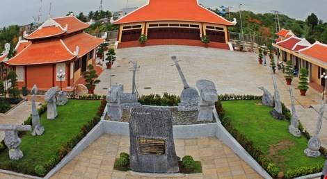 Đến Bạc Liêu là đến với “chiếc nôi” của đờn ca tài tử Nam Bộ nên không thể không viếng thăm khu lưu niệm cố nhạc sĩ Cao Văn Lầu vừa được đầu tư xây dựng khang trang ở ngay trung tâm thành phố.