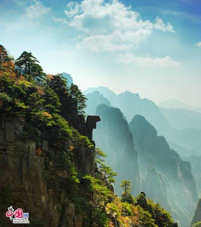 Hoàng Sơn là một dãy núi phía nam tỉnh An Huy, Trung Quốc. Khu vực này nổi tiếng vì cảnh quan đẹp nằm bên các vách đá, núi đá có hình dạng khác thường. Ảnh: Zhongguo Wang.