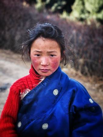 Một cô bé người Tây Tạng với vẻ mặt ngại ngùng, đăm chiêu. (Ảnh Internet)