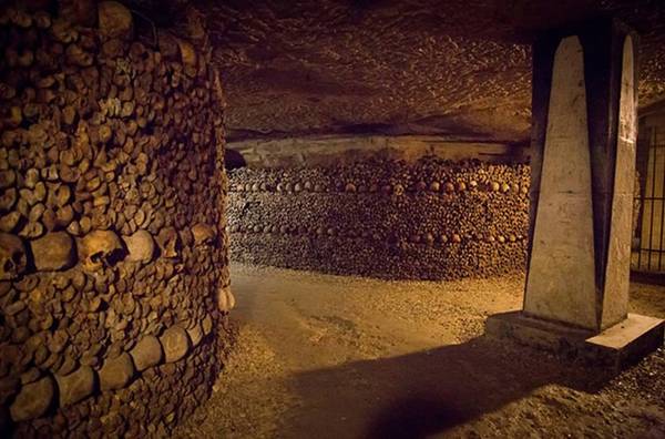 11. Hầm mộ khổng lồ: Dưới mặt đất Paris là khu hầm mộ trải dài 280 km với di cốt của 6 triệu người. Hiện khu hầm mộ được mở cửa cho du khách đến tham quan.