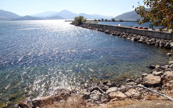 Hồ Eğirdir Hồ được bao quanh bởi những ngọn núi, tọa lạc ở phía tây nam đất nước. Đây là một địa điểm được nhiều du khách thích thú khi tới nghỉ dưỡng vào mùa hè. Tại đây, bạn có thể tham gia các hoạt động như bơi lội, leo núi và tham quan các địa điểm có từ thời Hy Lạp, La Mã cổ đại như Sagalassos và Antioch ở Pisidia.